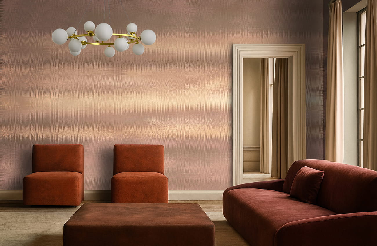 carta da parati boiserie classica Carta da parati effetto tessuto in tonalità calde, beige e tortora, applicata in un soggiorno moderno.