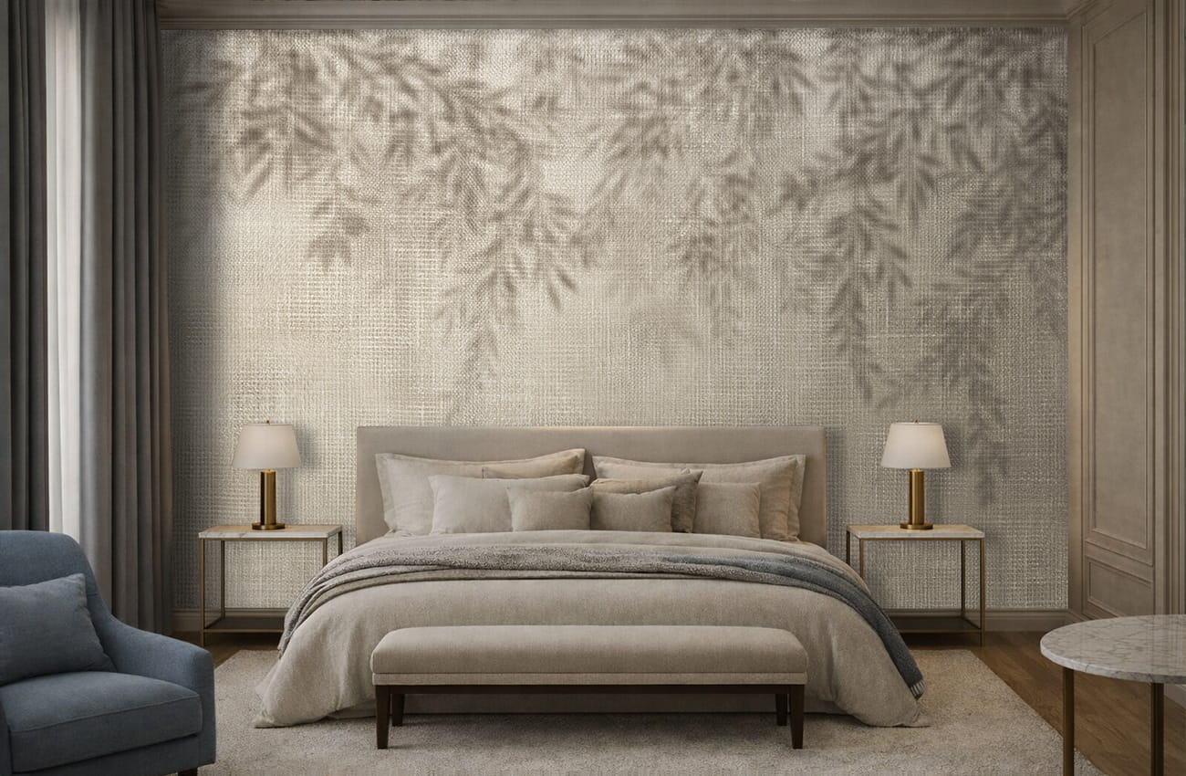 Carta da parati trama tessuto botanica in tonalità calde, beige e sabbia, applicata in una camera da letto moderna.